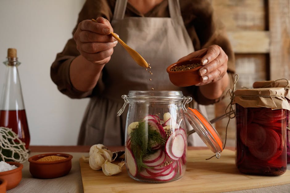 Príprava kimchi rukami so zeleninou a korením